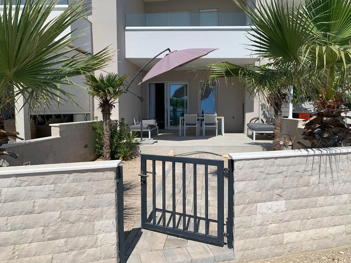 Apartment Garden Mandre