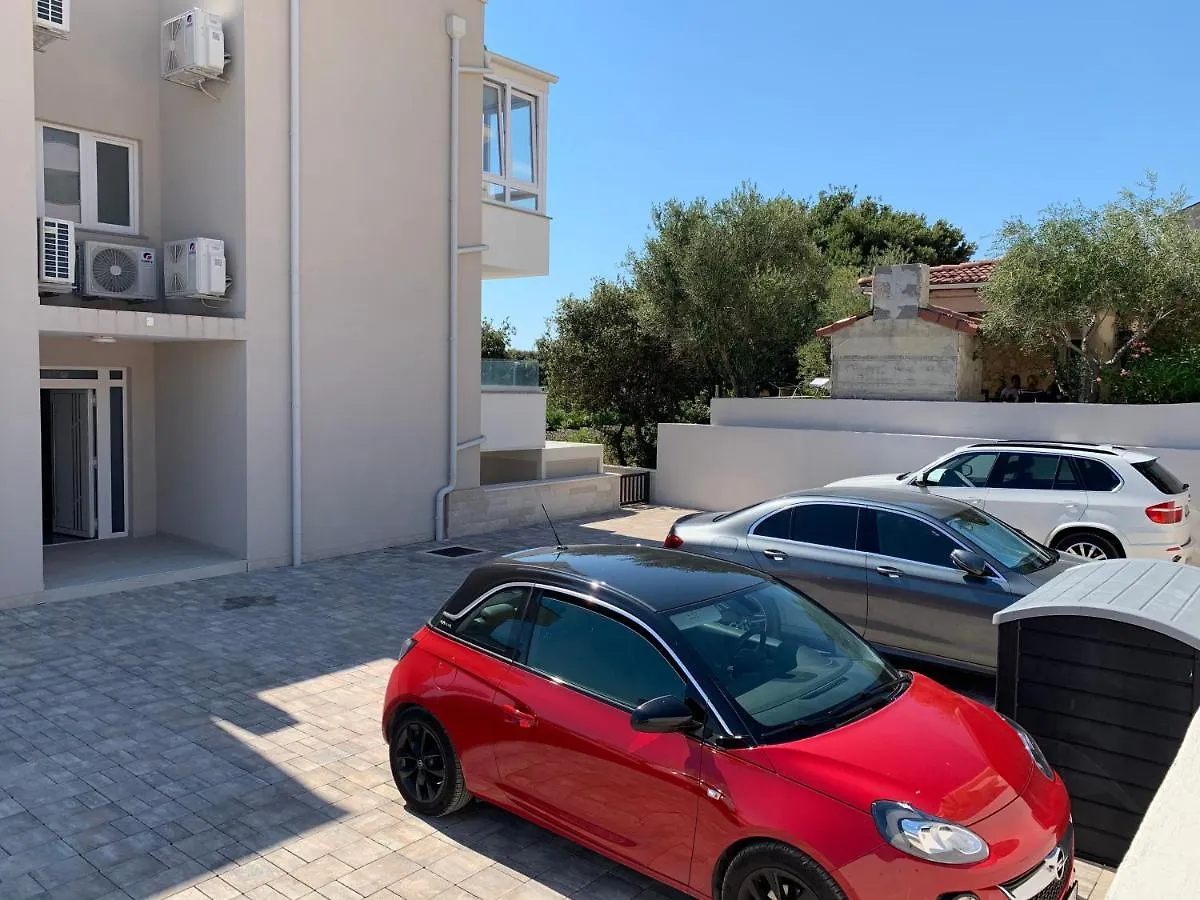 Apartment Garden Mandre 0*,